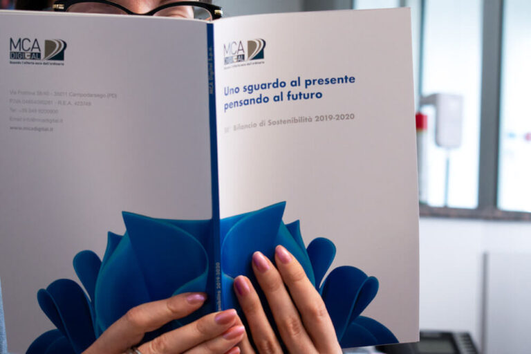 Il bilancio di sostenibilità di MCA mentre viene letto
