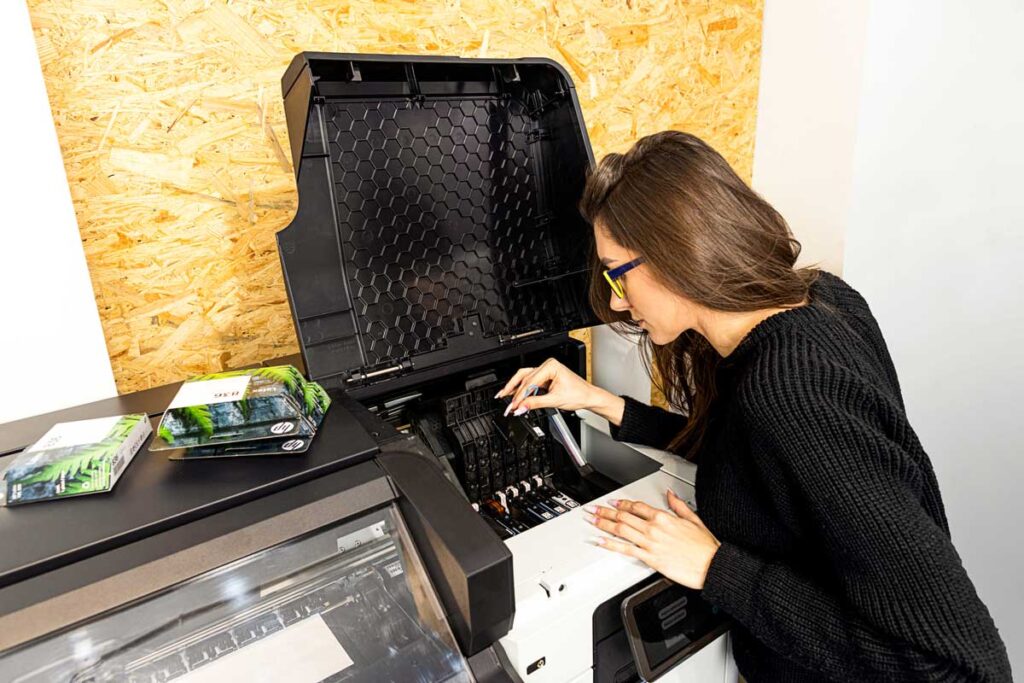 Foto dov'è possibile vedere la facilità di cambio delle testine di stampa nella nuova HP Latex 630
