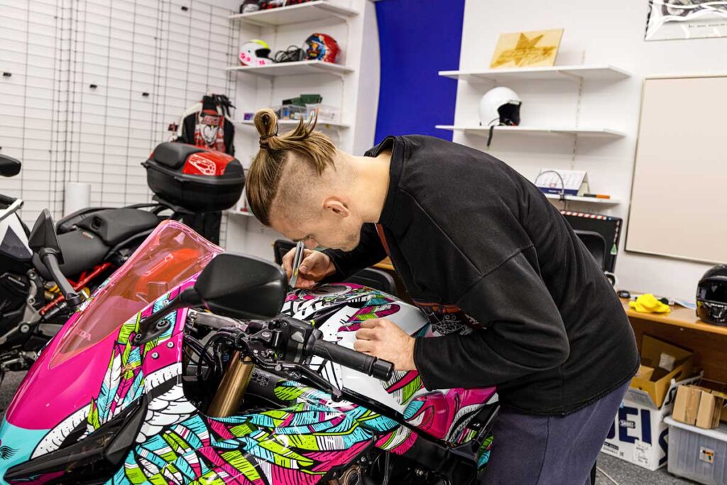 Foto dell'applicazione di un adesivo per wrapping subito dopo la stampa e il taglio
