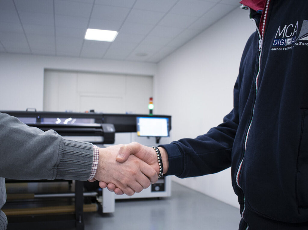 Stretta di mano tra MCA Digital e un cliente