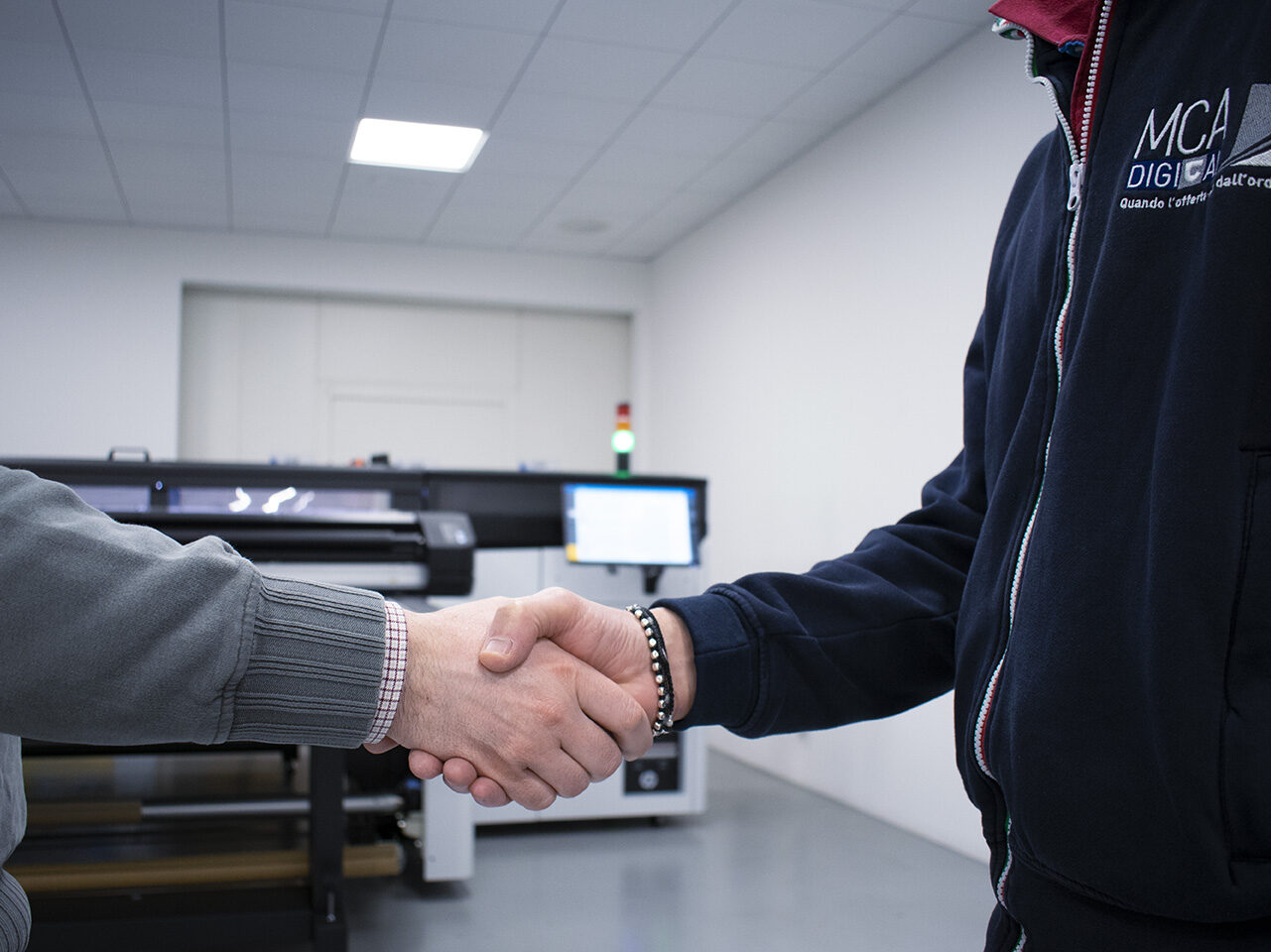 Immagine che rappresenta una stretta di mano. utilizzata nella hero section del sito
