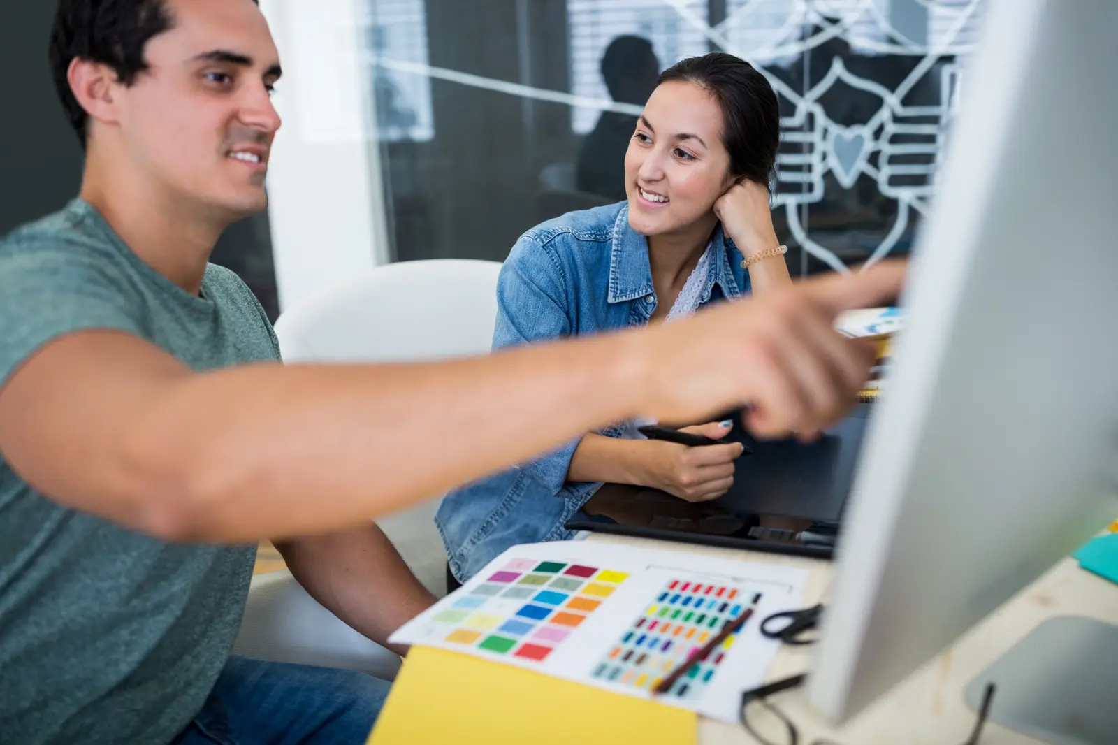 Operatori durante la preparazione di un lavoro con software per stampa digitale