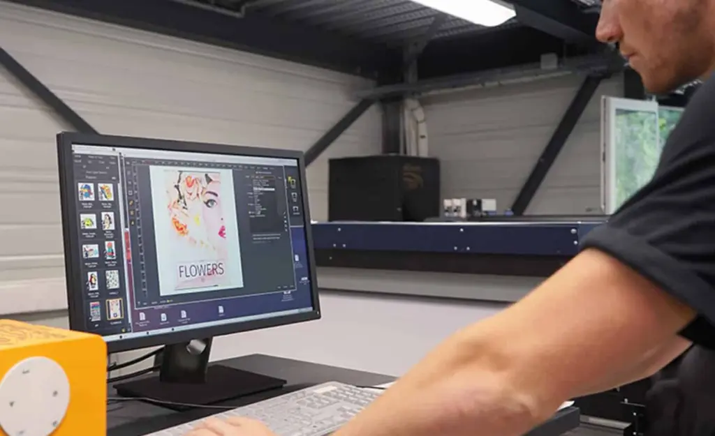 Operatore al lavoro con CalderaRIP per la stampa digitale di grande formato