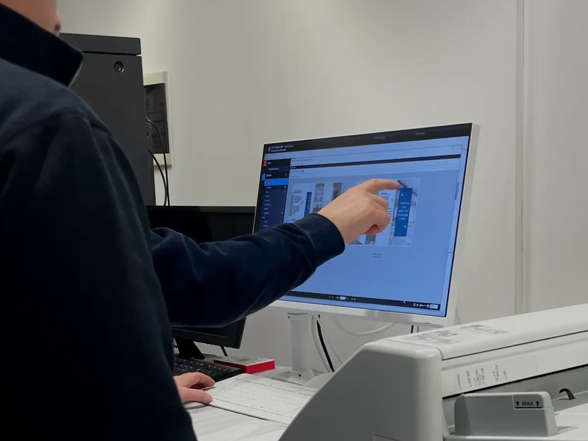 Operatore al lavoro con Fiery Command WorkStation su una stampante Fujifilm