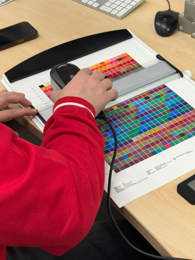 Controllo e misurazione del colore nel workflow Fiery
